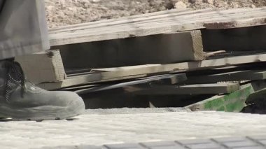 Tuğlacı, kaldırımda çekiçle yürüyordu.