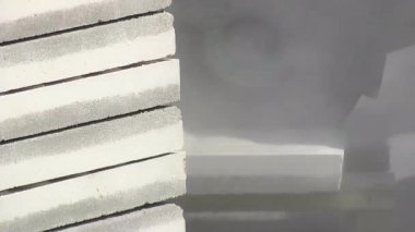 Tuğla ustası kaldırım taşıyla kesiyor.