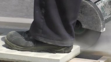 Tuğla ustası, kaldırım taşlarıyla doğrama yapıyor.