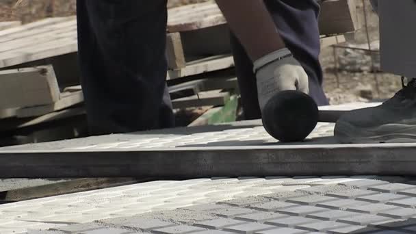 Bricklayers Τοποθέτηση Πεζοδρόμιο Εξωτερική — Αρχείο Βίντεο