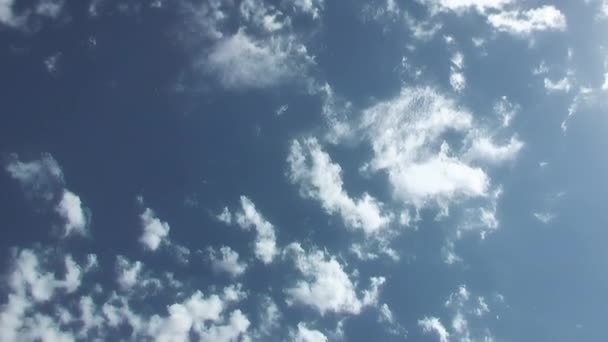 Kis Felhők Képződnek Kék Égen Időeltolódás — Stock videók