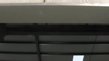 Endüstriyel bir depoda beton ve metal yapısı