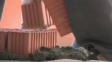 Tuğla ustası harç ve tuğla koyuyor