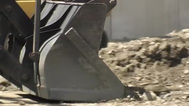 Kazı makinesi inşaatta çalışıyor.