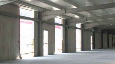 İnşaatta endüstriyel bir depoda kapılar