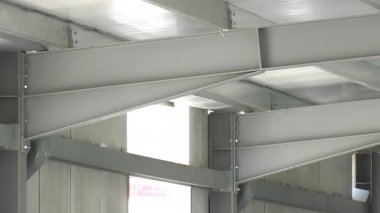 Endüstriyel bir depodaki metal yapı, yakınlaştır