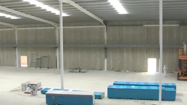 İnşaat ve tavada boş bir sanayi deposu.