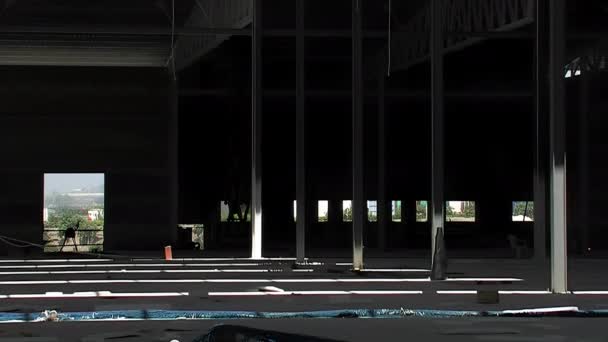 Große Metallsäulen Einer Bau Befindlichen Industriehalle — Stockvideo
