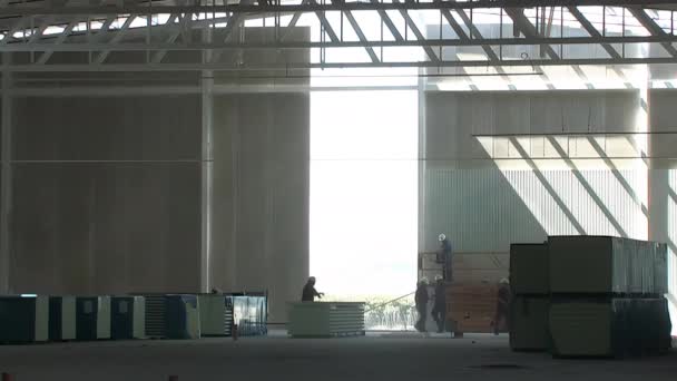 Albañiles Dentro Gran Almacén Industrial Construcción — Vídeos de Stock