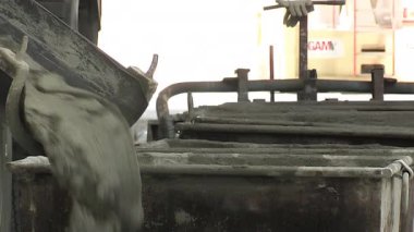 Beton bir kovayı dolduran karıştırıcı beton kamyon