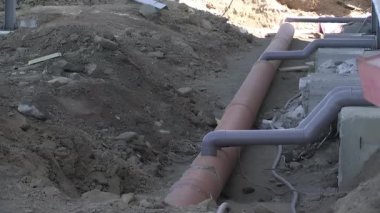 PVC borularındaki su çıkışı ve ana kırmızı boruya bağlanma