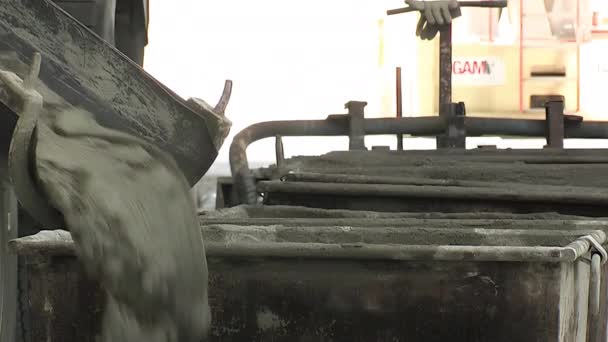 Keverőbeton Kamion Betonvödör Feltöltése — Stock videók