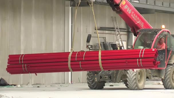Transporte Tubos Vermelhos Com Guindaste Plataforma Transporte Armazém Construção — Vídeo de Stock