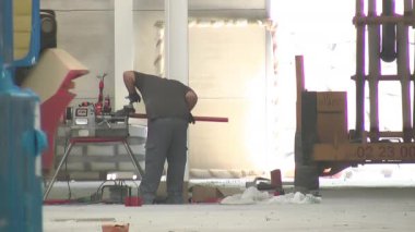 Yangın koruma tesisindeki borularla çalışan sanayi işçisi.