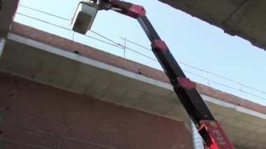 Bum vinç ve inşaat kovası.