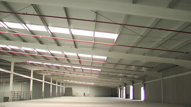 Innenraum Einer Bau Befindlichen Industriehalle Vergrößern — Stockvideo