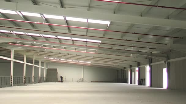 Innenraum Einer Bau Befindlichen Industriehalle Vergrößern — Stockvideo