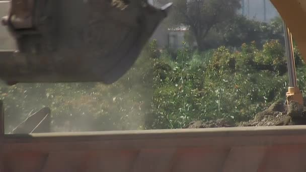 Żuraw Koparki Poruszający Ciężarówkę Załadunku Ziemi Budownictwo — Wideo stockowe