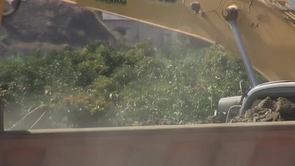 挖掘机起重机把土移动到卡车上 — 图库视频影像