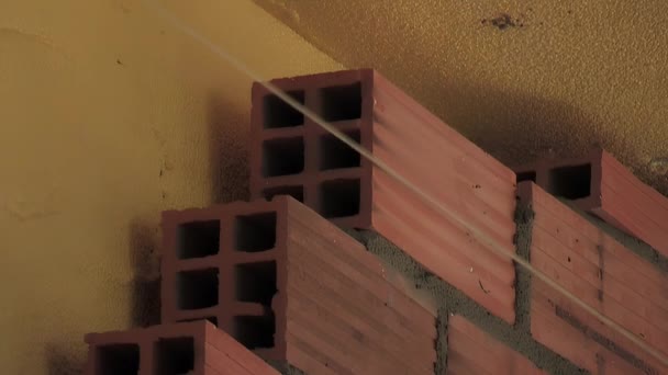 Bricklayer Umieszczenie Zaprawy Cegły Ścianie — Wideo stockowe