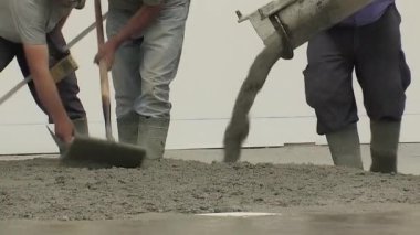 Tuğlacılar endüstriyel bir depoya beton saçıyor.