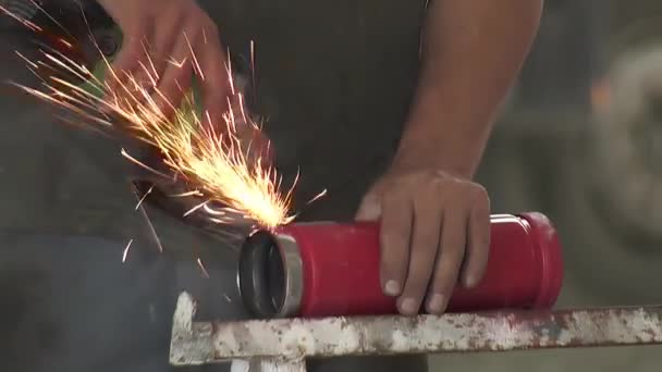 Smoothing Industriale Fuoco Tubo Rosso Con Una Smerigliatrice — Video Stock