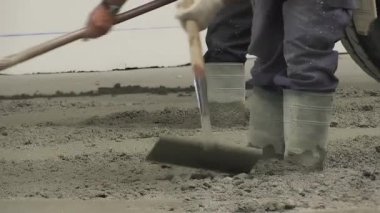 Endüstriyel bir deponun zeminine beton döşemek