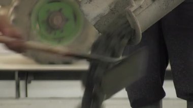 İnşaat halindeki bir sanayi deposuna beton döken tuğlalar.