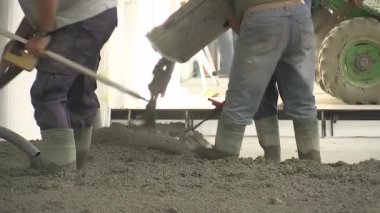 İnşaat halindeki bir endüstriyel depoya beton dökme ve yayma