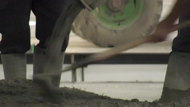 Endüstriyel bir deponun zeminine beton dökülüyor.