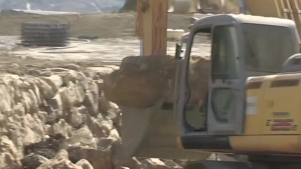 Pala Excavadora Descargando Piedras Construcción Una Zanja — Vídeos de Stock