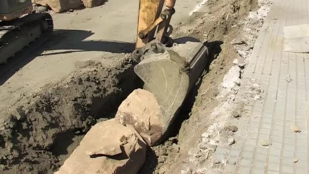 Escavadeira Colocando Pedras Construção Trincheiras Industriais — Vídeo de Stock