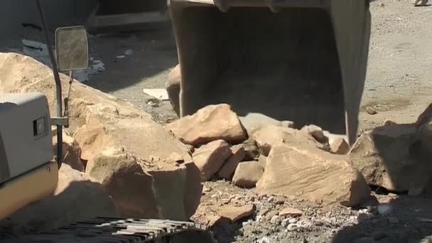 Escavadeira Carga Descarga Grandes Pedras Uma Trincheira — Vídeo de Stock