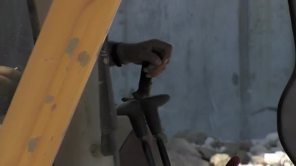 驾驶反铲或挖掘机的司机 — 图库视频影像