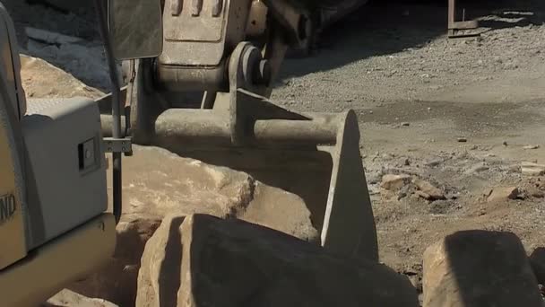 Excavadora Carga Descarga Piedra Construcción Una Zanja — Vídeos de Stock