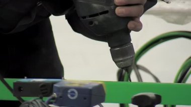 Matkapla metal bir parça delmek.