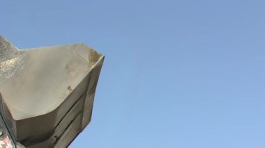 Kürek kazıcısı güneşli bir günde hareket ediyor