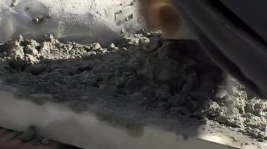 Tuğlacı malayla betonu düzleştiriyor.