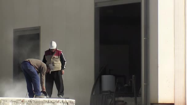 砖匠在工业仓库里用磨床切割一个大砖块 — 图库视频影像