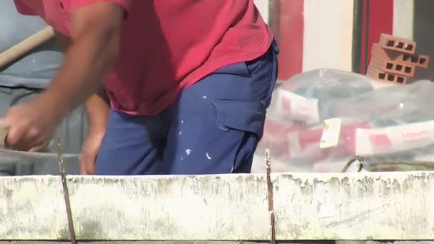 Bricklayers는 수건을 박격포 콘크리트를 반반하게 합니다 — 비디오