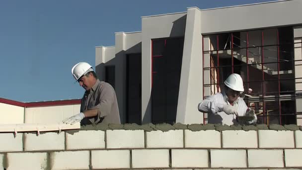 Bricklayers Making Exterior Industrial Wall Zoom Out — Stock Video