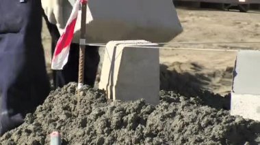 Tuğlacı inşaat halindeki kaldırımın kaldırımını yerleştiriyor.