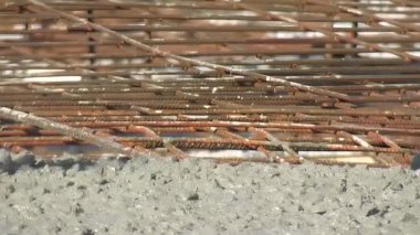 Ana demir zincirin içine beton dökülüyor.