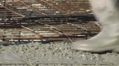 Demirden bir zincirin içine beton dökülüyor.