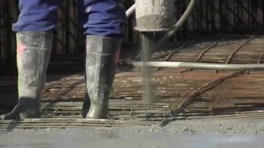 Betonun içindeki tuğlalar dövülmüş demirden bir zincirin içine dökülüyor.