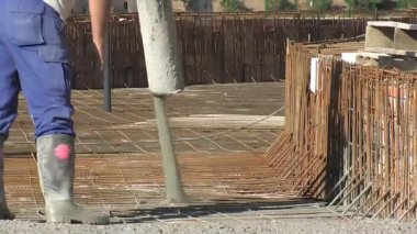 Santral sahte bir inşaatta ana demir zincirine beton döküyor.