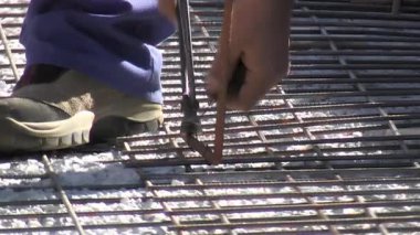 Beton yerleştirmeden önce sahte demir yapısına tel yerleştirmek