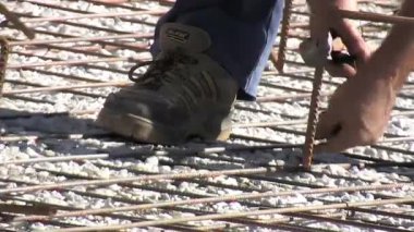 Tuğla ustası sahte demir yapısına tel yerleştiriyor.