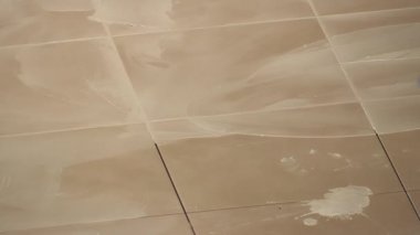 Tuğla ustası zeminin fayanslarını sıralıyor
