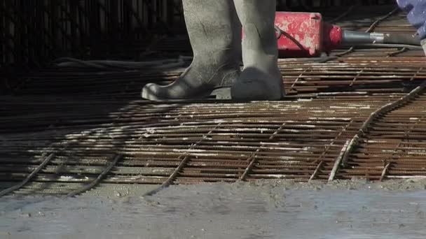 在锻造的主铁链中浇注混凝土 — 图库视频影像